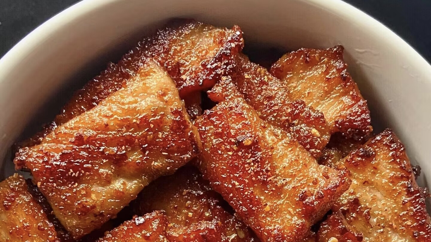 简单几步做出饭店同款香煎里脊，肉嫩味美，全家抢着吃的硬菜