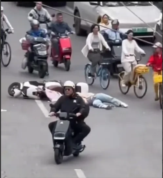 女子在繁华的大街摔倒，来来往往的大车小辆川流不息，但无人问津，[可怜]现在的人们