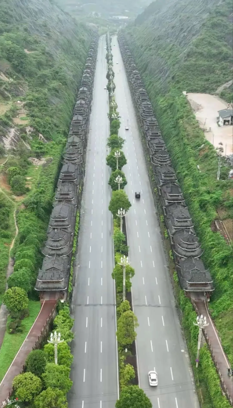 投资这么大，给老百姓避雨吗？
看不出有啥效果呢？看明白的给指教一下！