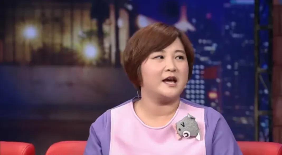 演员贾玲说：“我姐就是‘势利眼’，我27岁的时候，有一天我在家上厕所，我姐就站在