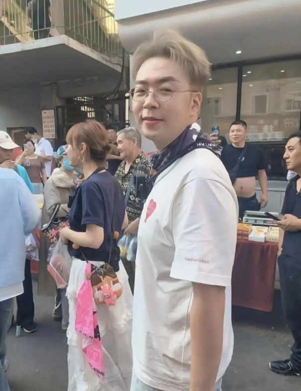 杜海涛情商是真高啊～
有网友偶遇他时感叹道：“哎呀妈呀，真人怎么这么高还这么瘦啊