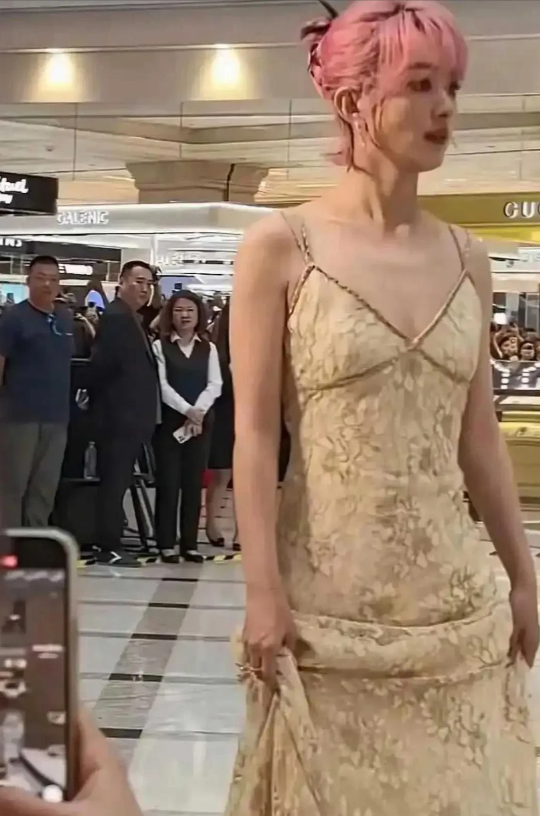 终于知道，冯绍峰为什么离婚了。[捂脸哭][捂脸哭][捂脸哭]


