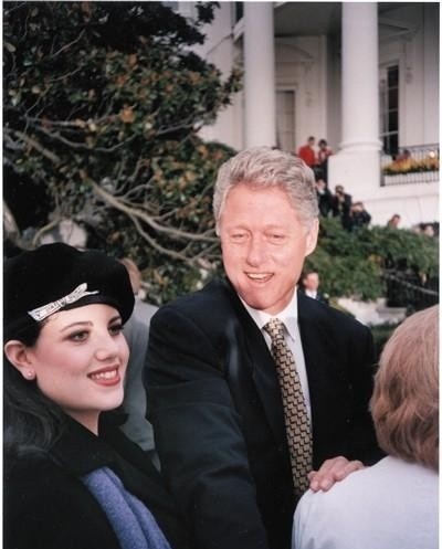 1996 年，莱文斯基被克林顿放了根雪茄进她身体里，后来就由此引发了一场大麻烦！