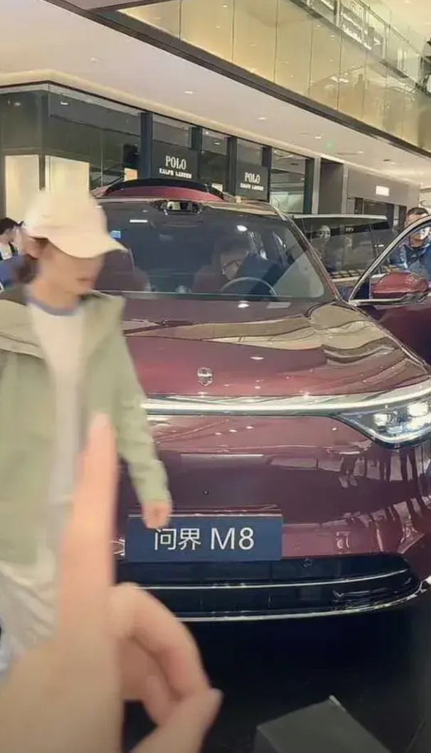华为目前的打法还是没问题的，专注问界，凭借M9和M8基本就成为豪华车国产第一的位