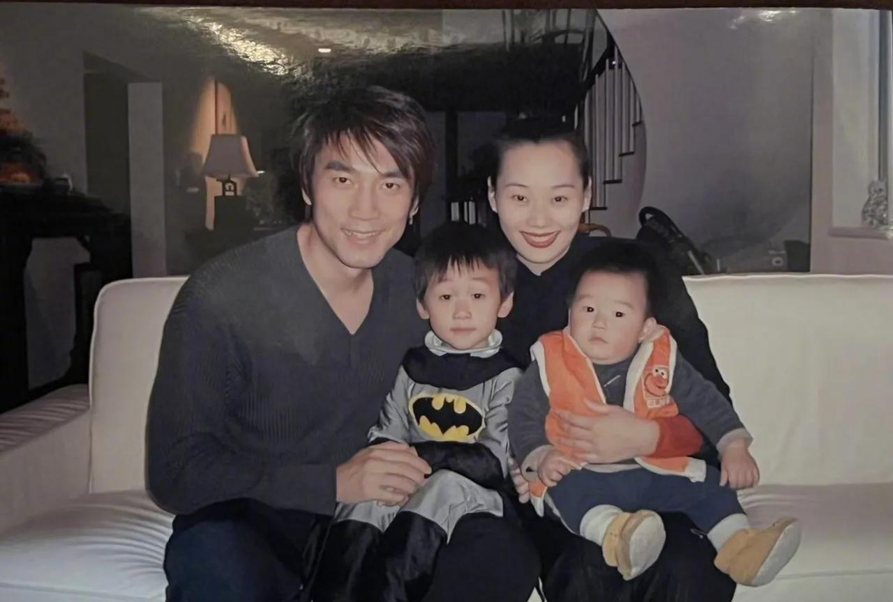 林依伦发布了一系列的照片，庆祝和妻子结婚的30周年。
两个人是圈内有名的明星夫妻