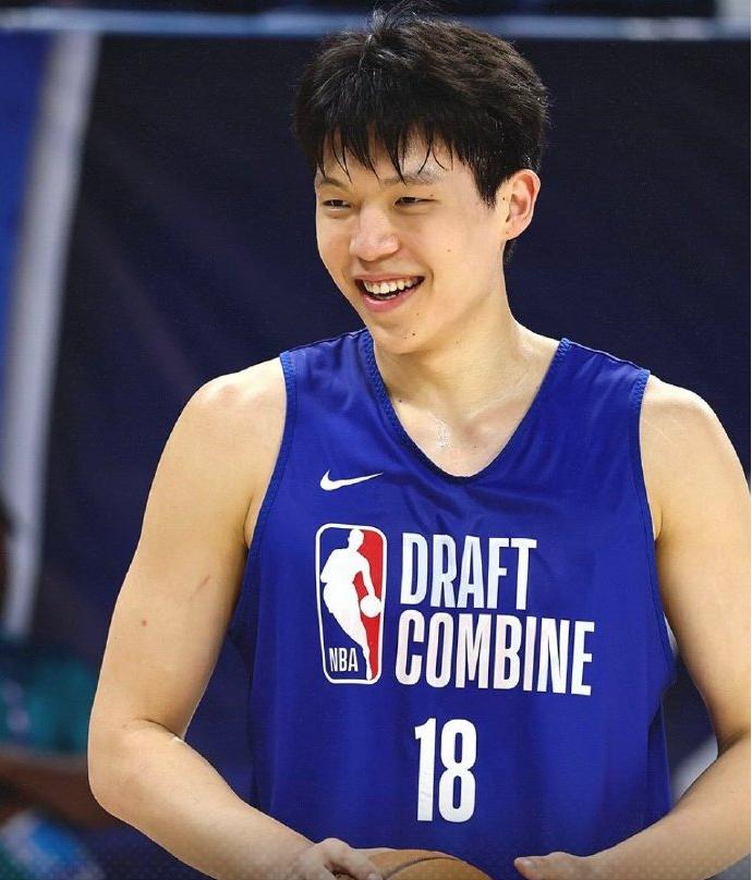 NBA今日官宣最终提前参选球员名单，最终本届提前参选球员剩余人数46人，包括32