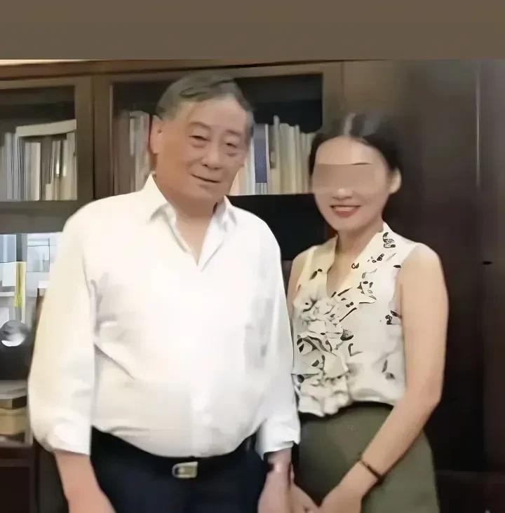 宗庆后都走了一年多啦，他家这事儿闹得，比电视剧还热闹！
前阵子啊，突然冒出来三个