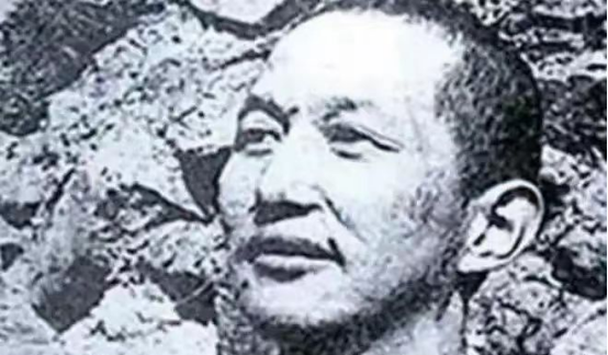 1953年的一天，一艘美国巡查船在特鲁克群岛巡查期间，意外发现了一座无名小岛，小