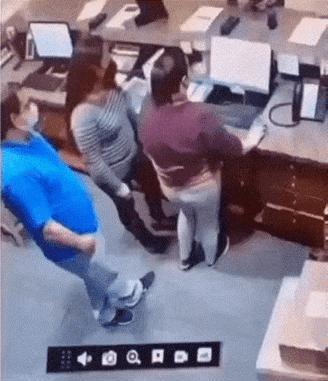 男人终于干了他一直想干的事情。



他前方的女子专心致志地操作着电脑，站姿笔挺