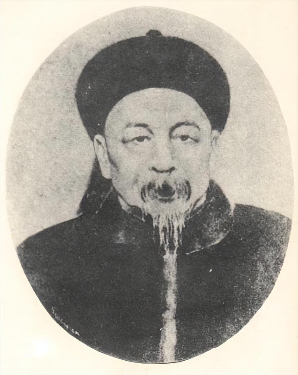 1881年，慈禧太后将一个少女赏给了70岁的左宗棠做小妾。洞房花烛夜，女孩在红盖