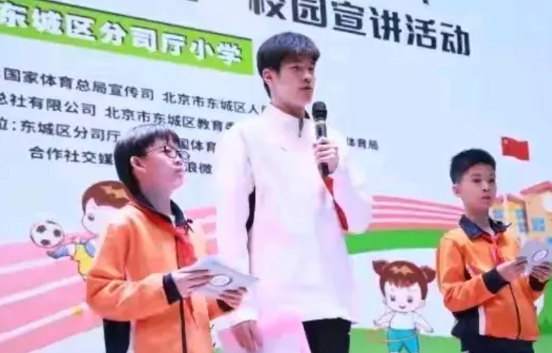 潘展乐状态下滑的原因之一，就是参加活动、广告代言太多了。奥运夺冠后，潘展乐除了休
