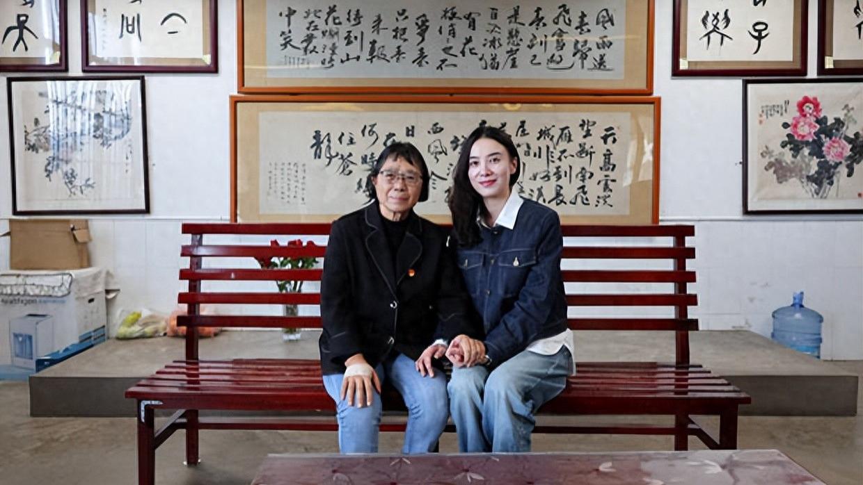 宋佳重返华坪女高探望张桂梅校长晒二人合照互动亲切