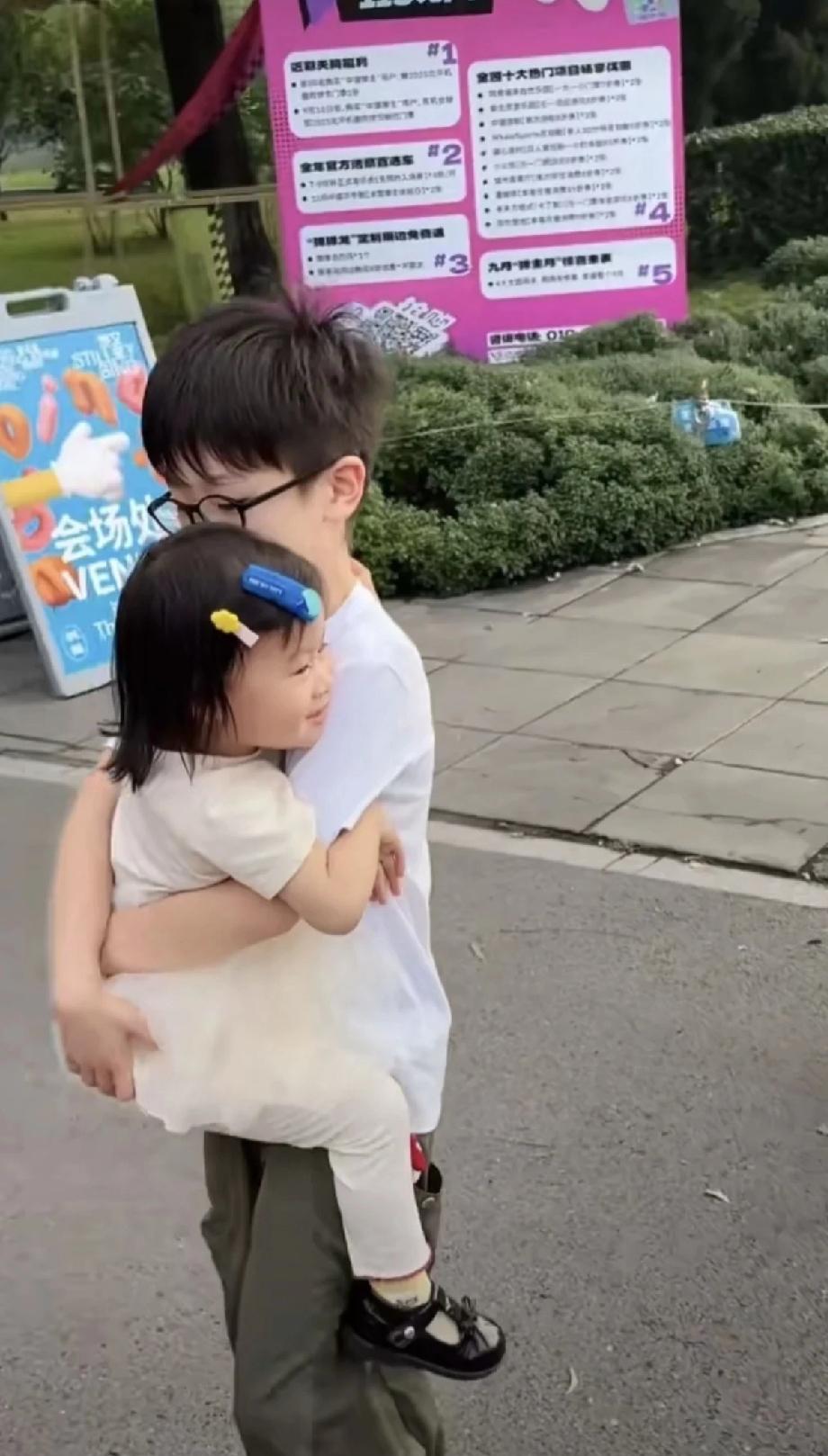 梁靖崑儿子凉皮这不也抱上妹妹了！
梁靖崑家两个儿子老大像妈妈老二像爸爸，老大长的