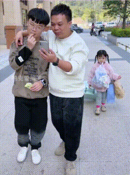父子俩带闺女出门，竟合伙这样对闺女，把闺女气的全扔了！