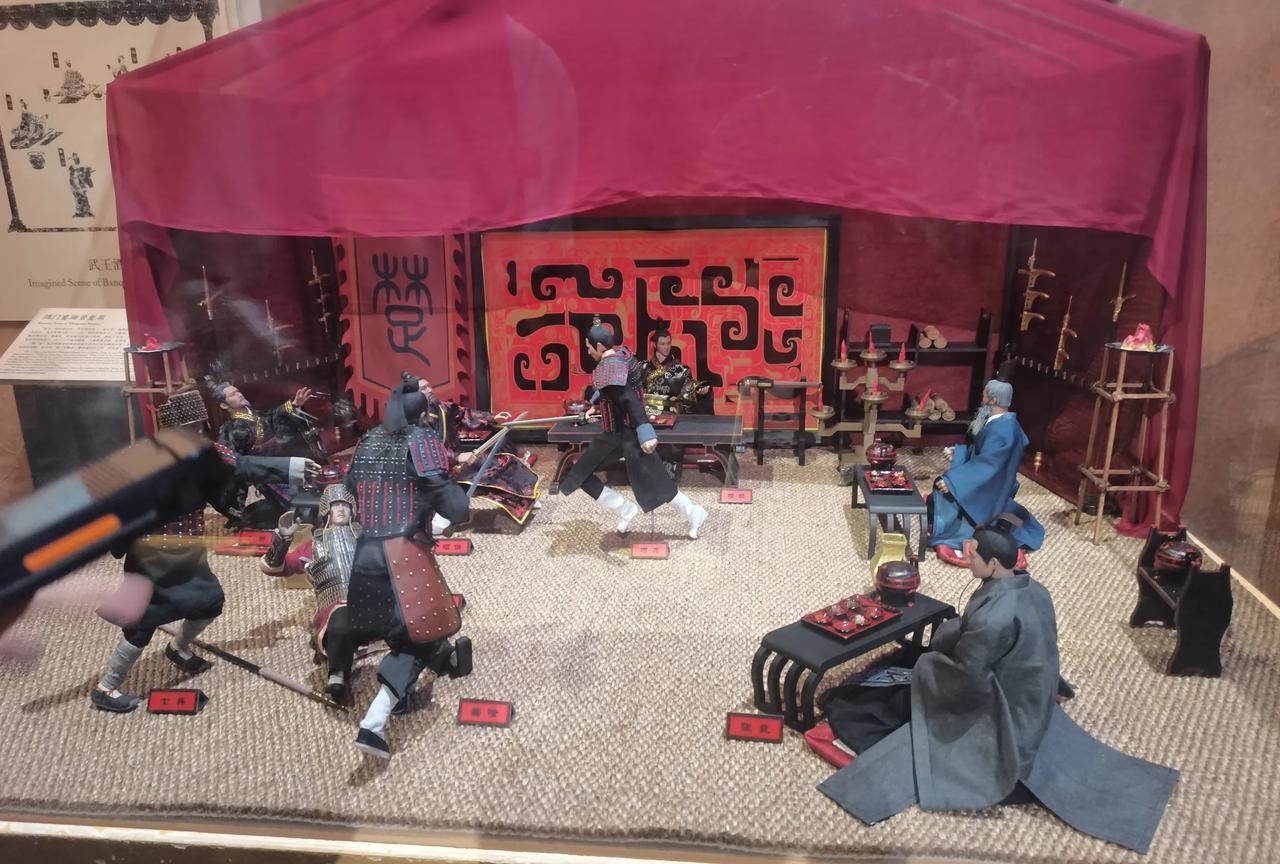 普京赴阿拉斯加，让人想起鸿门宴！届时普京在会谈现场，如何安排座位也是很有讲究。假