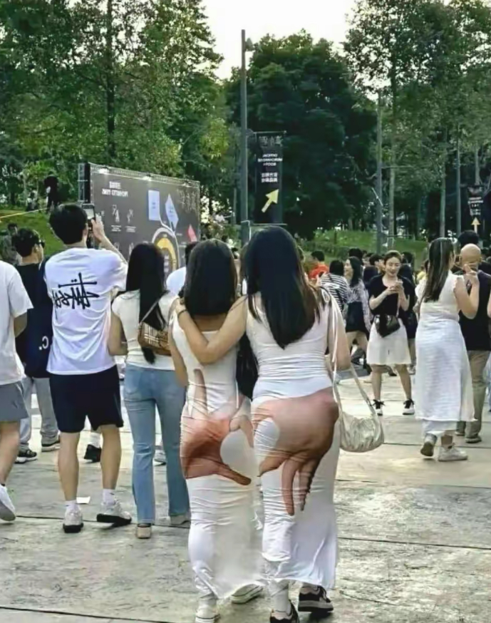 这裙子设计得，回头率太高了吧?