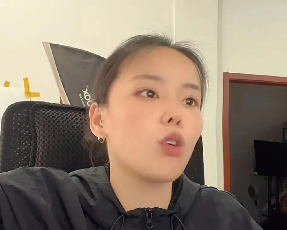 三石直播，透露出两大信息。
旅游回来的三石马上投入直播间，人气不错，有六七百人。