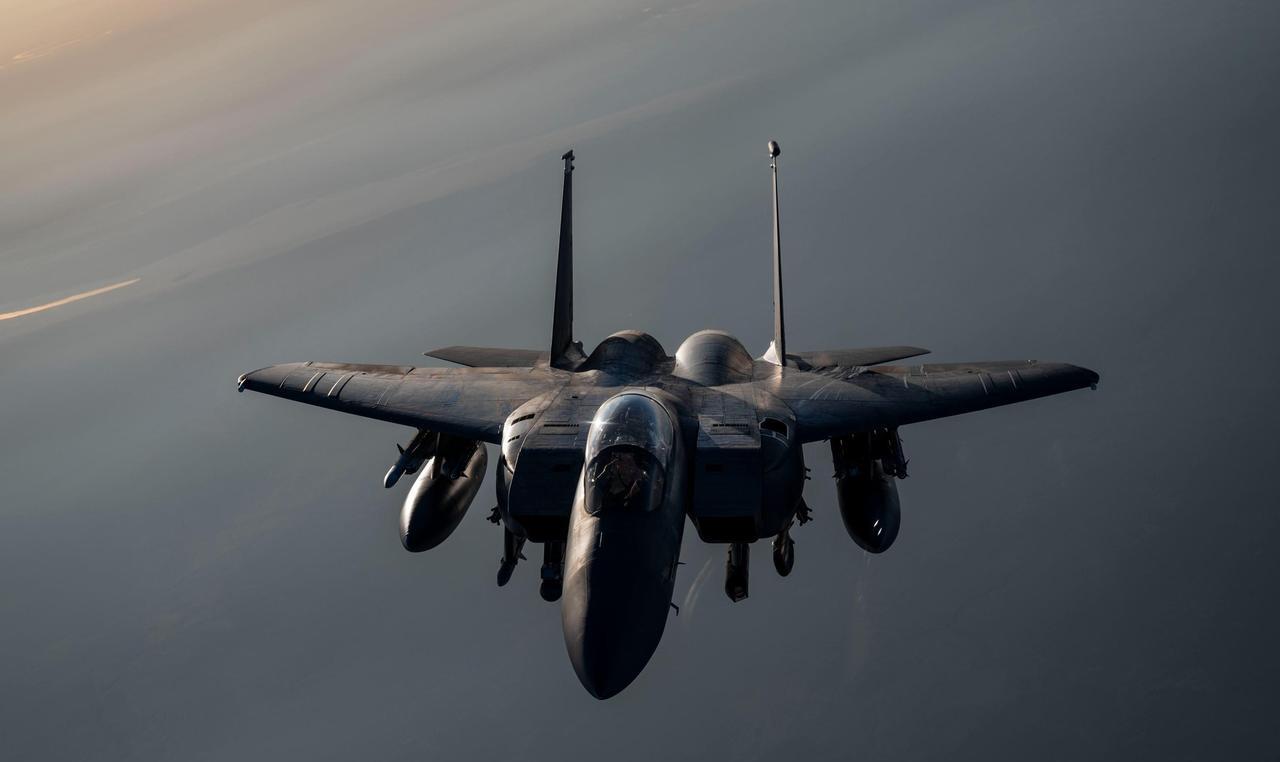 美国空军的F-15E打击鹰攻击机在美国中央司令部责任区巡逻时进行空中加油补给~~