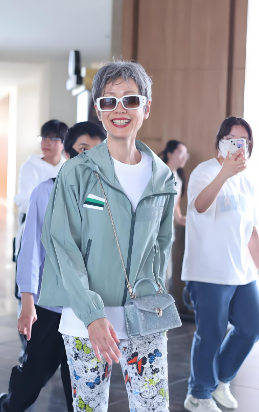 叶童回应亲哥哥李忠宁当保安：“我知道他现在在香港当保安，收入很低，但我不会去看他