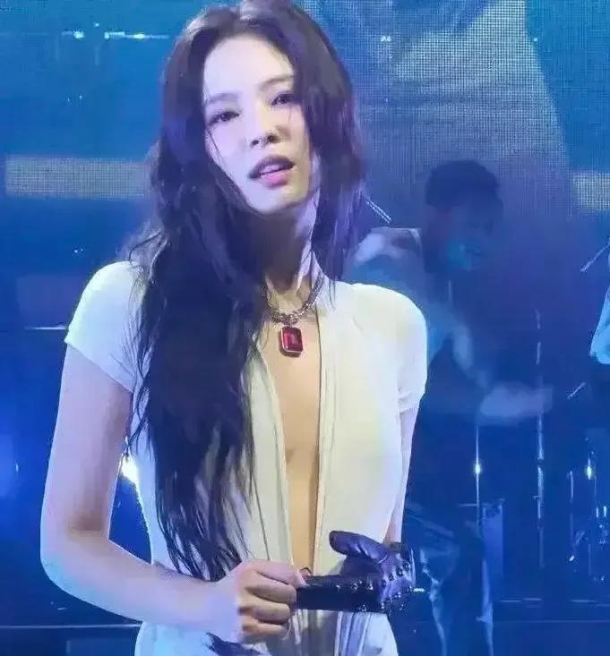 Jennie洛杉矶演唱会玩这么野？ 伴舞手滑扯衣竟炸出全网尖叫三连！ 
昨晚Je