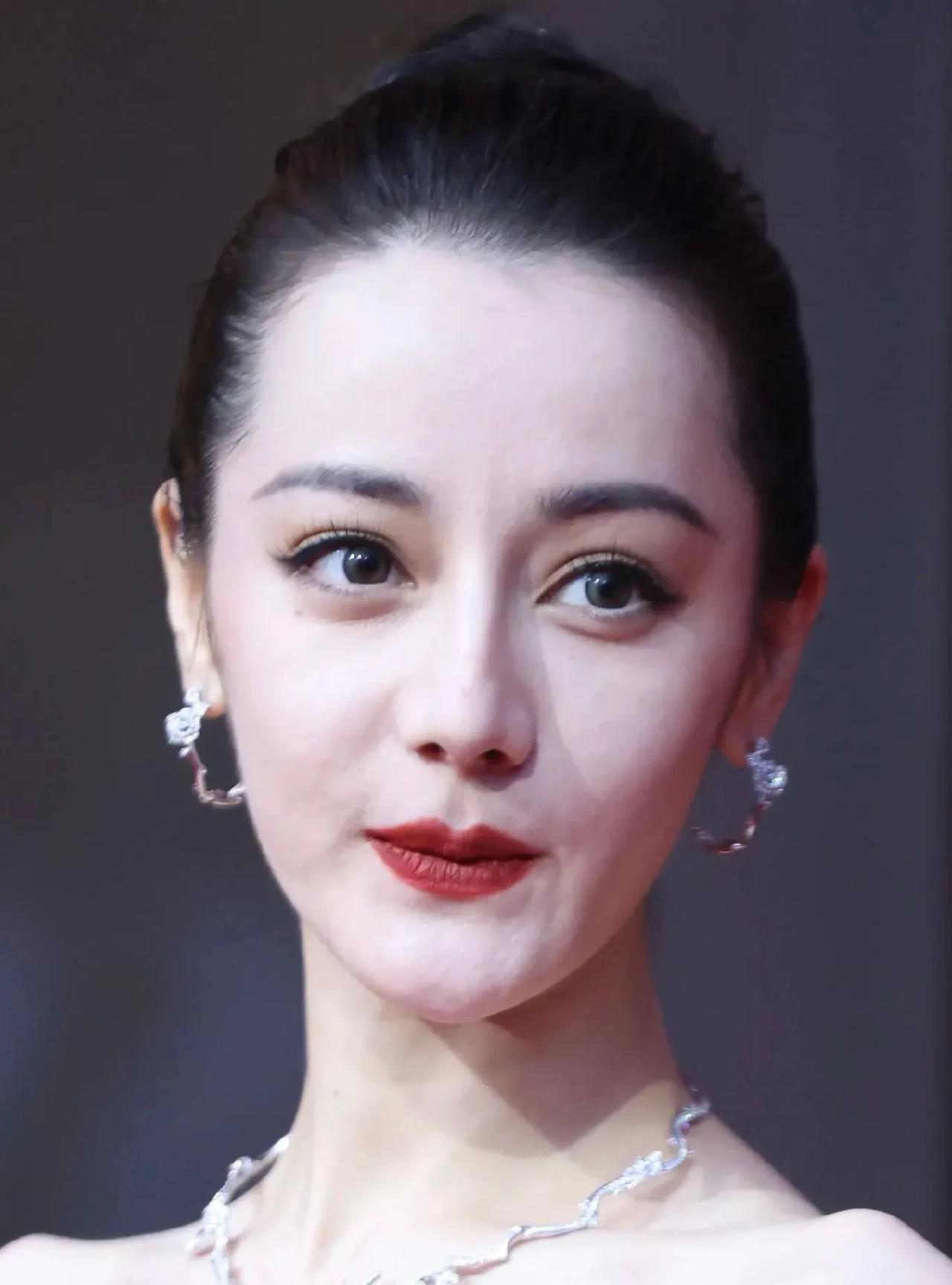 迪丽热巴生图，才三十出头，皮肤状态怎么回事？松松垮垮看着显老相，不过五官是真的精