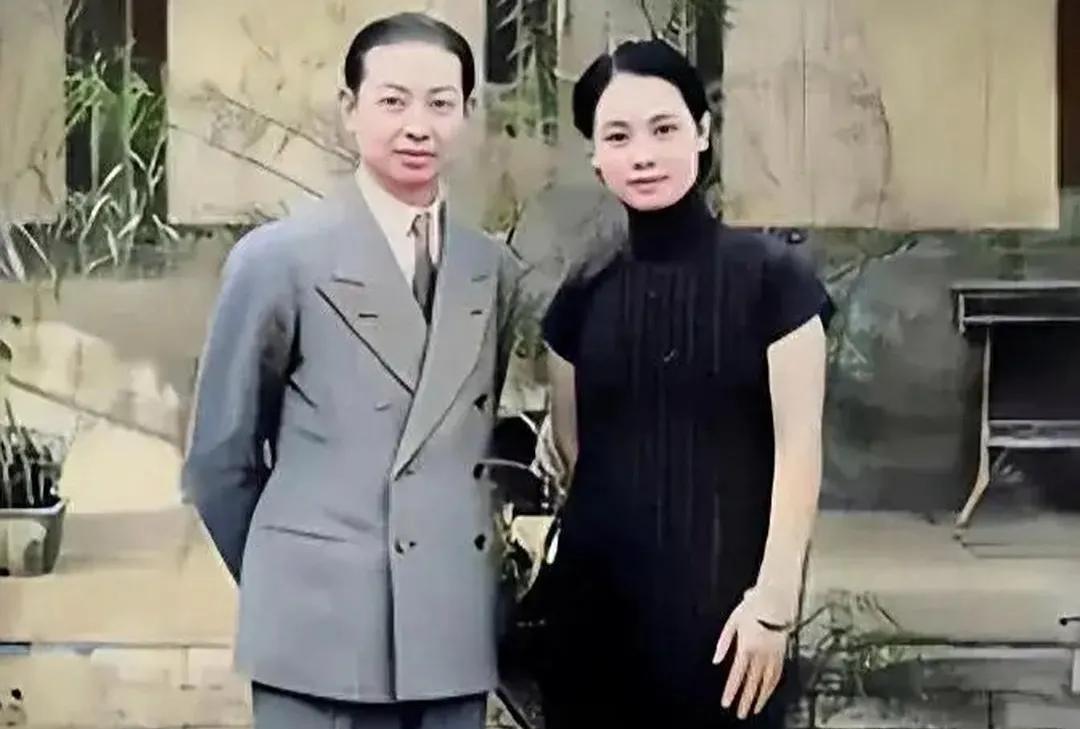 这是梅兰芳与夫人福芝芳的珍贵合影，堪称璧人天成。照片中，梅兰芳梳着乌黑油亮的背头