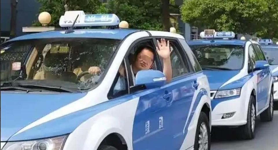 2024年，青岛一位出租车司机载了几名外国游客，上车后几人用英语交谈，司机恰好懂