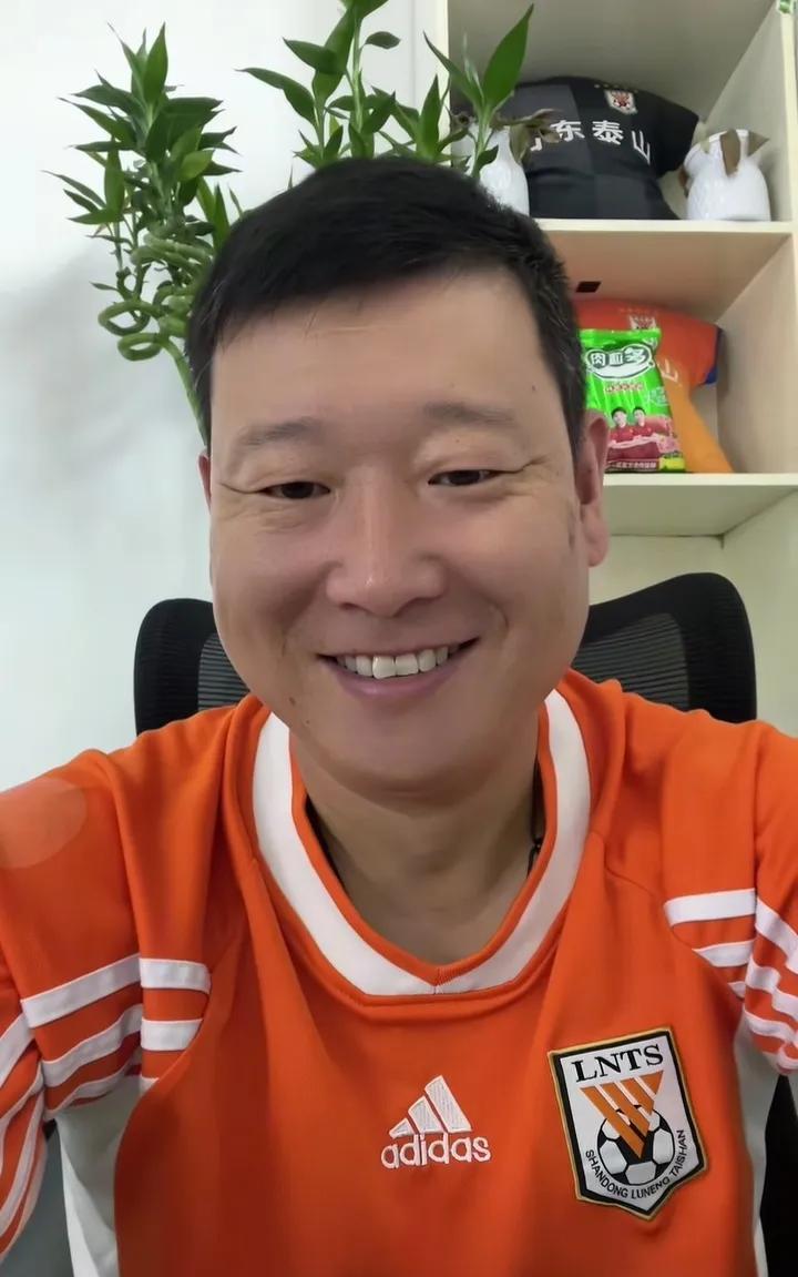 你们都只瞧见了牛刚的笑，有没有留意到另一个细节呢？有大事要发生了。
知名的山东泰