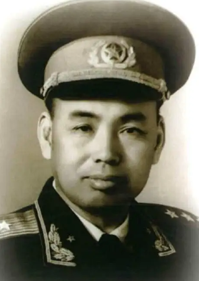 1960年，南京街头有几个泼皮公然抢劫一个老人，老人的护卫刚准备教训他们，就被老