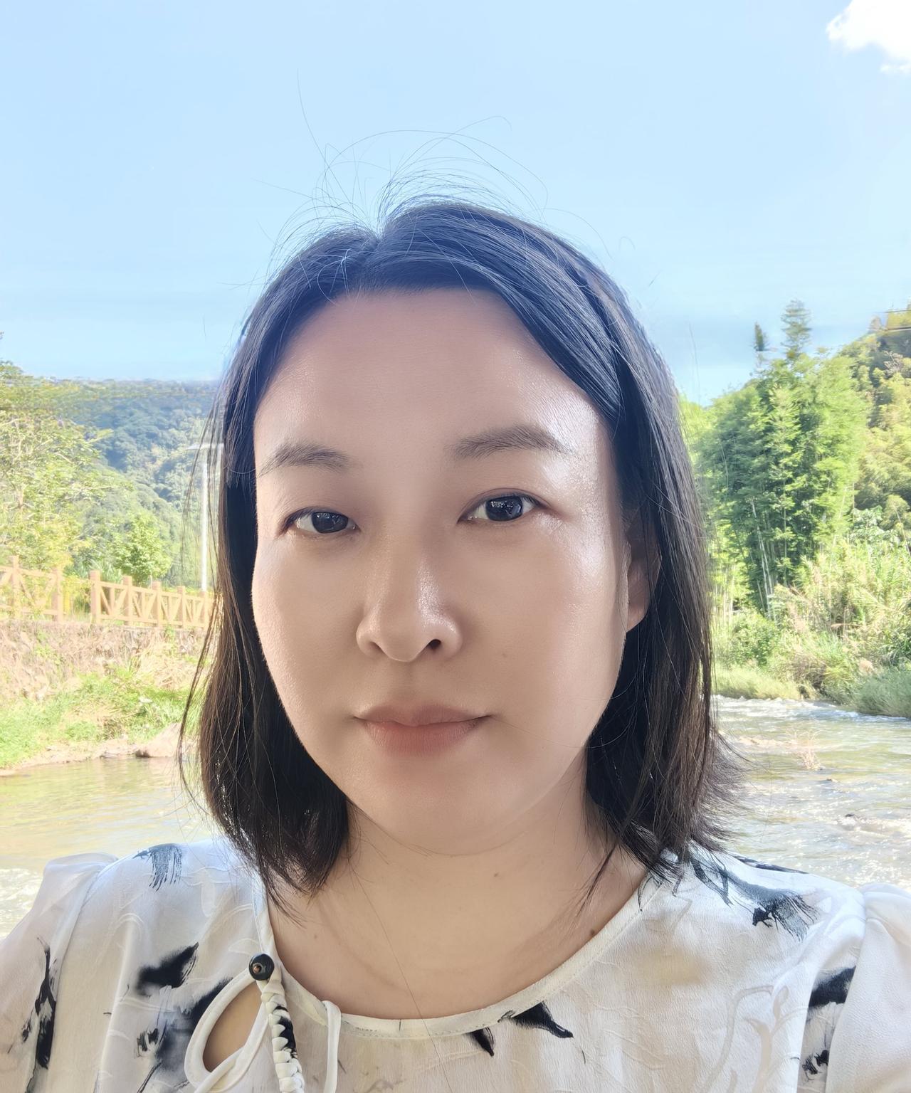今天是中秋节，我上午十点起来，我起来后，老公也跟着起来了。
我此时有些不开心，起