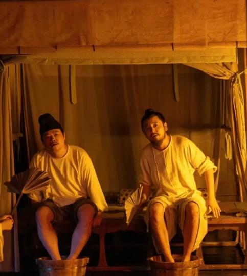 《长安的荔枝》，演得最好的5个角色：  

第一名：何有光。表面装疯卖傻，实则心