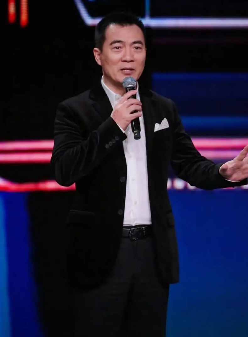 申花3：2浙江，赛后黄建翔犀利点评比赛！
“总得来说，申花实力更强，他们是争冠球