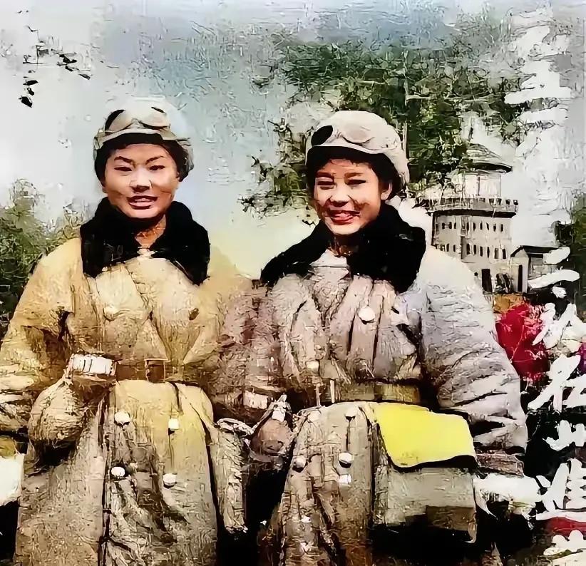 1951年，2个漂亮的女战士，在进藏之前拍下的合影。她们头戴棉帽，身上穿着厚厚的