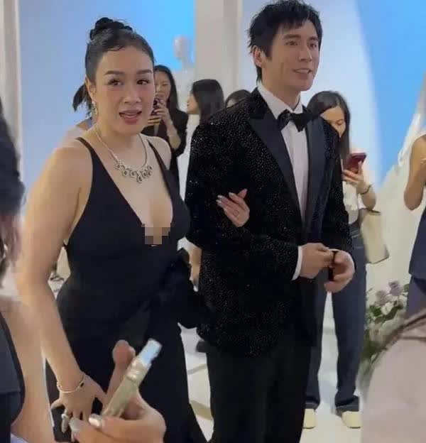 张伦硕跟钟丽缇在一起，到底亏不亏？

钟丽缇应该不觉得自己亏，不然早就不干了