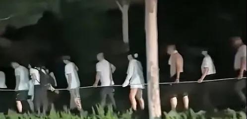 7月13日半夜十二点，淄博文昌湖人行道上发生惊悚一幕吓坏路人。
网友发视频说，一