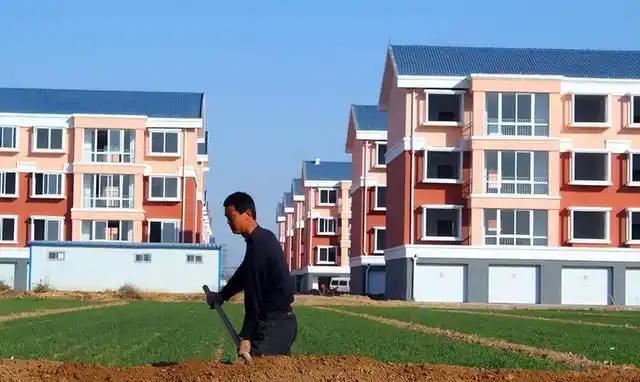 近十来年，全国各地进行了一场轰轰烈烈的合村并居工作，这项工作本身并没有太大问题，