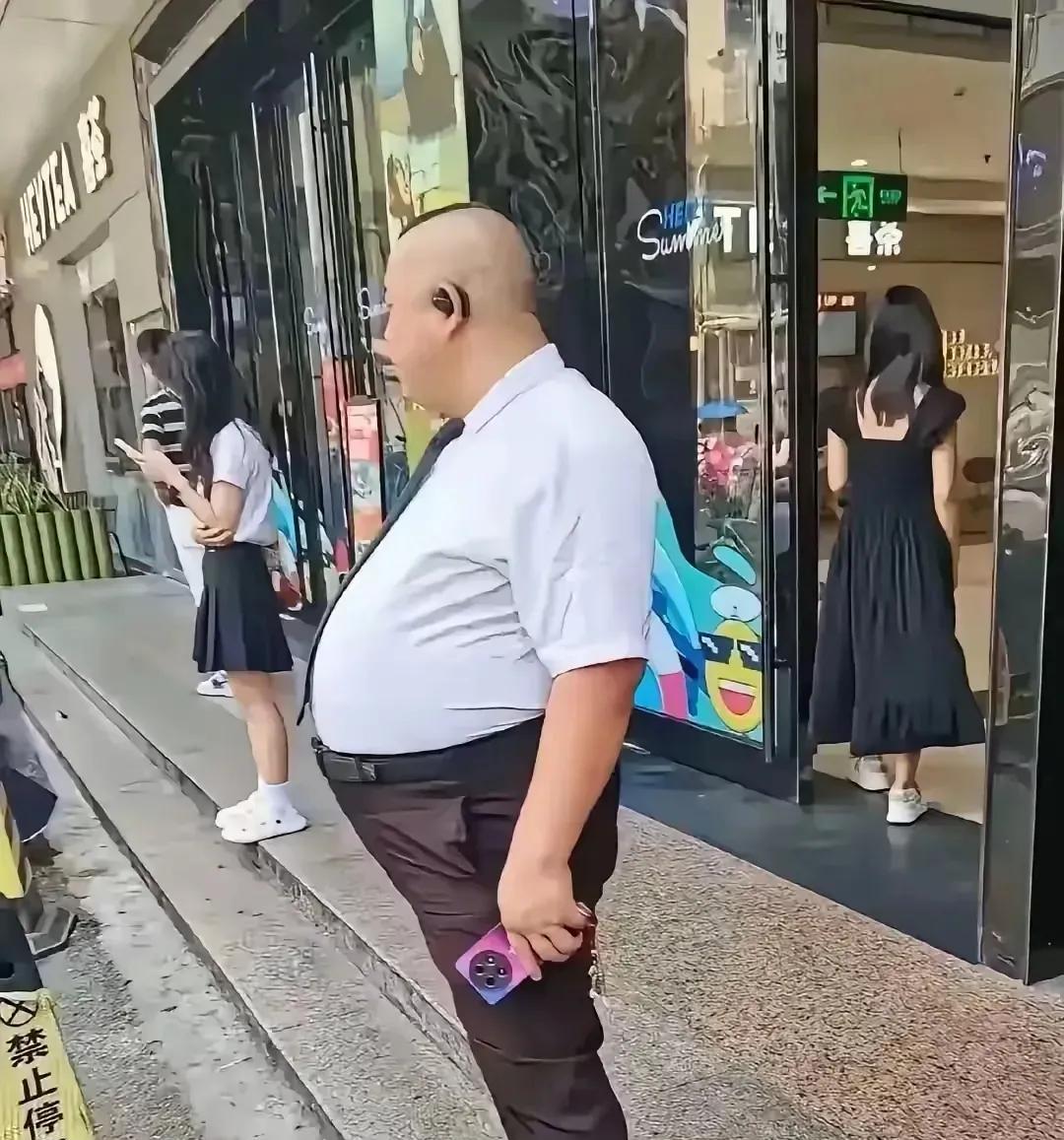看到那个帅哥的大肚囊，我真是惊掉下巴。原本以为帅哥都是身材挺拔、腹肌分明，这大肚