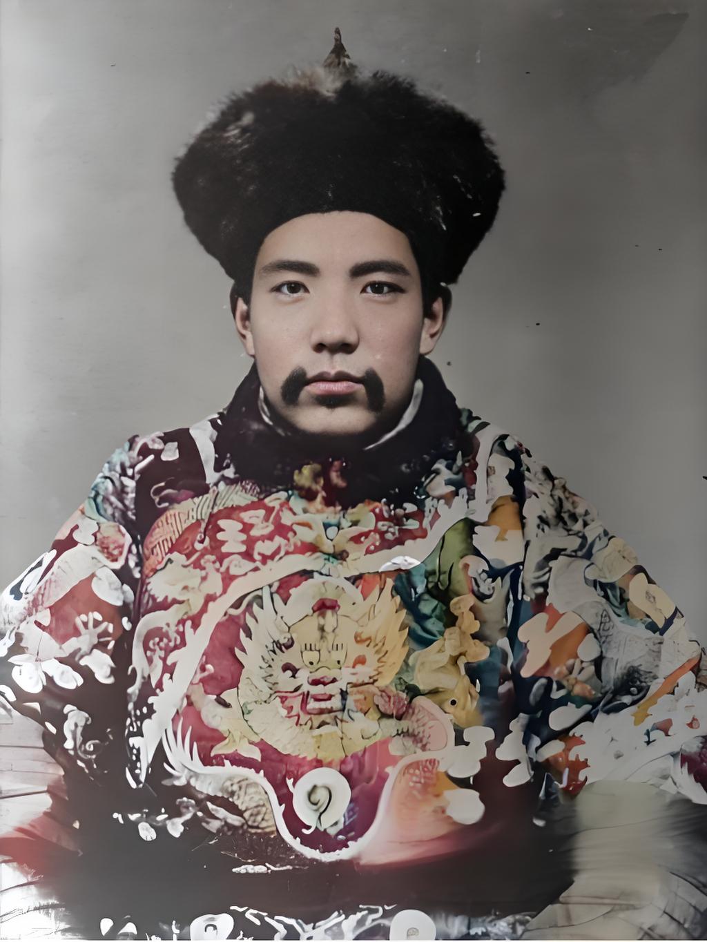 这张照片中的人物是第九世班禅额尔德尼·曲吉尼玛 。他头戴毛茸茸的帽子，身着绣有精