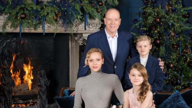 加布里埃拉公主长大啦！为拍圣诞贺卡照换发型，直发烫卷发好轻熟