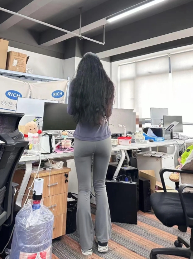 新来的同事，上班穿这样，合适吗？