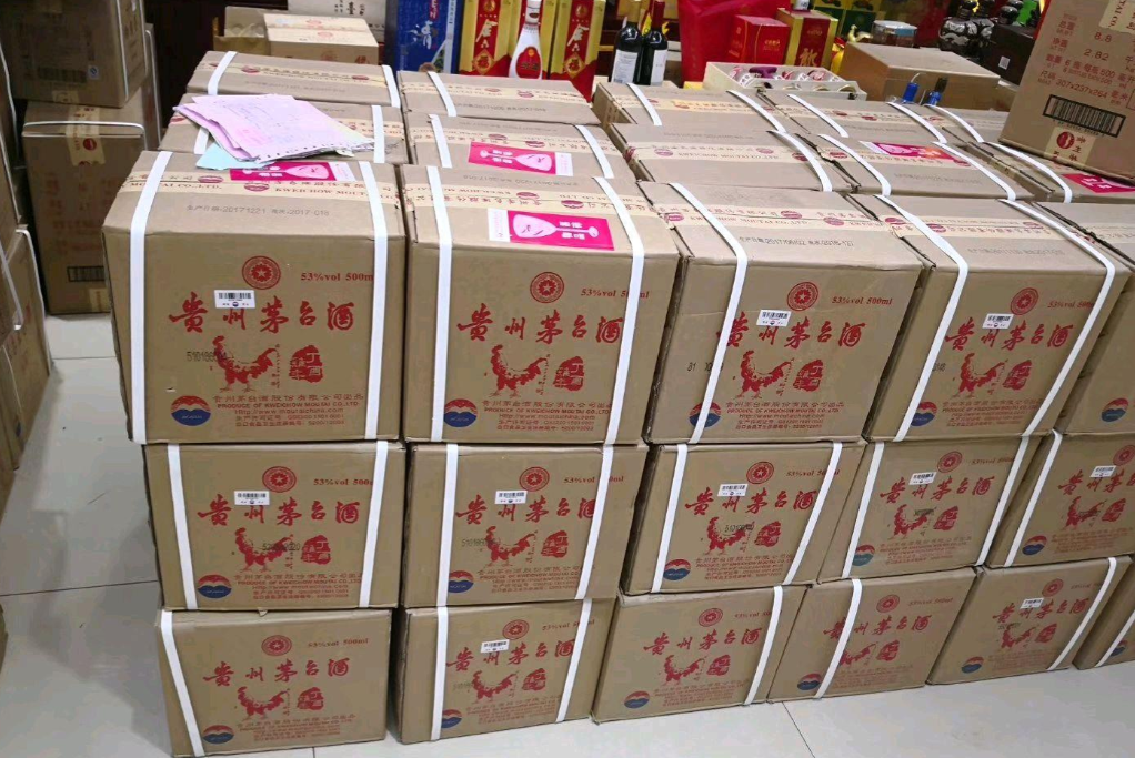 重庆，一男子为了应酬多次向某烟酒店购买茅台酒，累计消费了11万余元。谁知男子最近