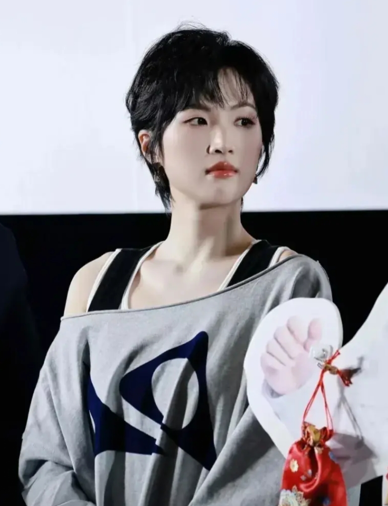 大家发没发现，
姚安娜有一个硬伤

虽然她越来越漂亮了，可她的

笑容不太完美