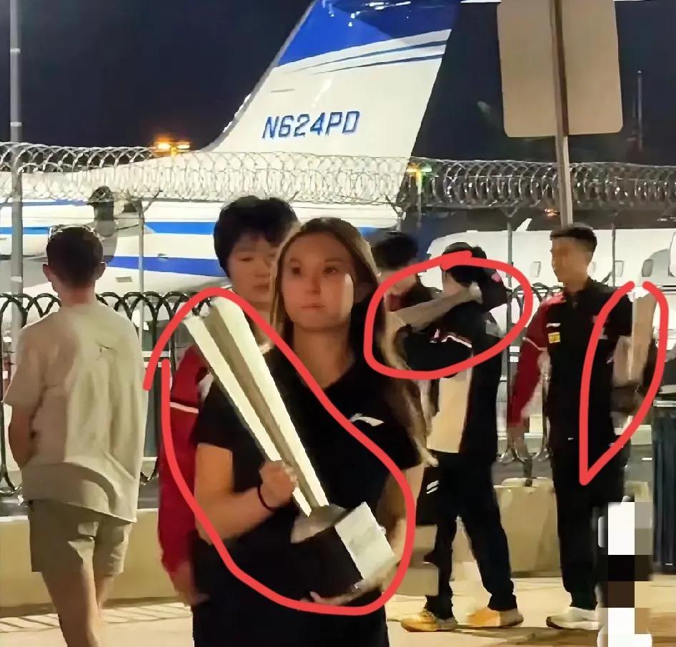 美国大满贯的赛后比决赛还要精彩！
国乒在美国大满贯赛后，扛着巨大的奖杯走在拉斯维