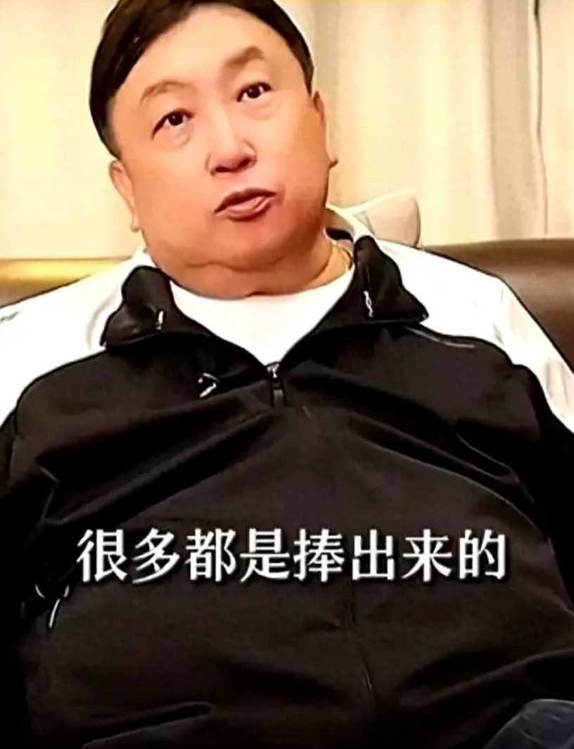 王晶称很多明星爆火都是资本做局。
他以邱淑贞为例，说明资本能捧红任何人，并直言追