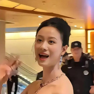 倪虹洁，脸蛋真是绝了，就是丑在了这衣服上，要知道当年倪虹洁可是凭借身材好才出圈的