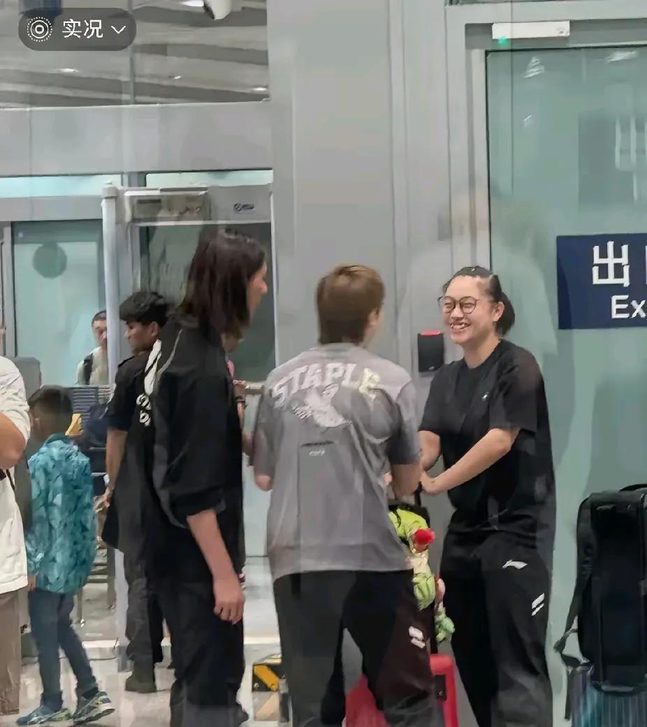 在机场碰上王曼昱、徐奕和陈熠了！这仨可是国乒里最要好的姐妹，马上要去瑞典打大满贯