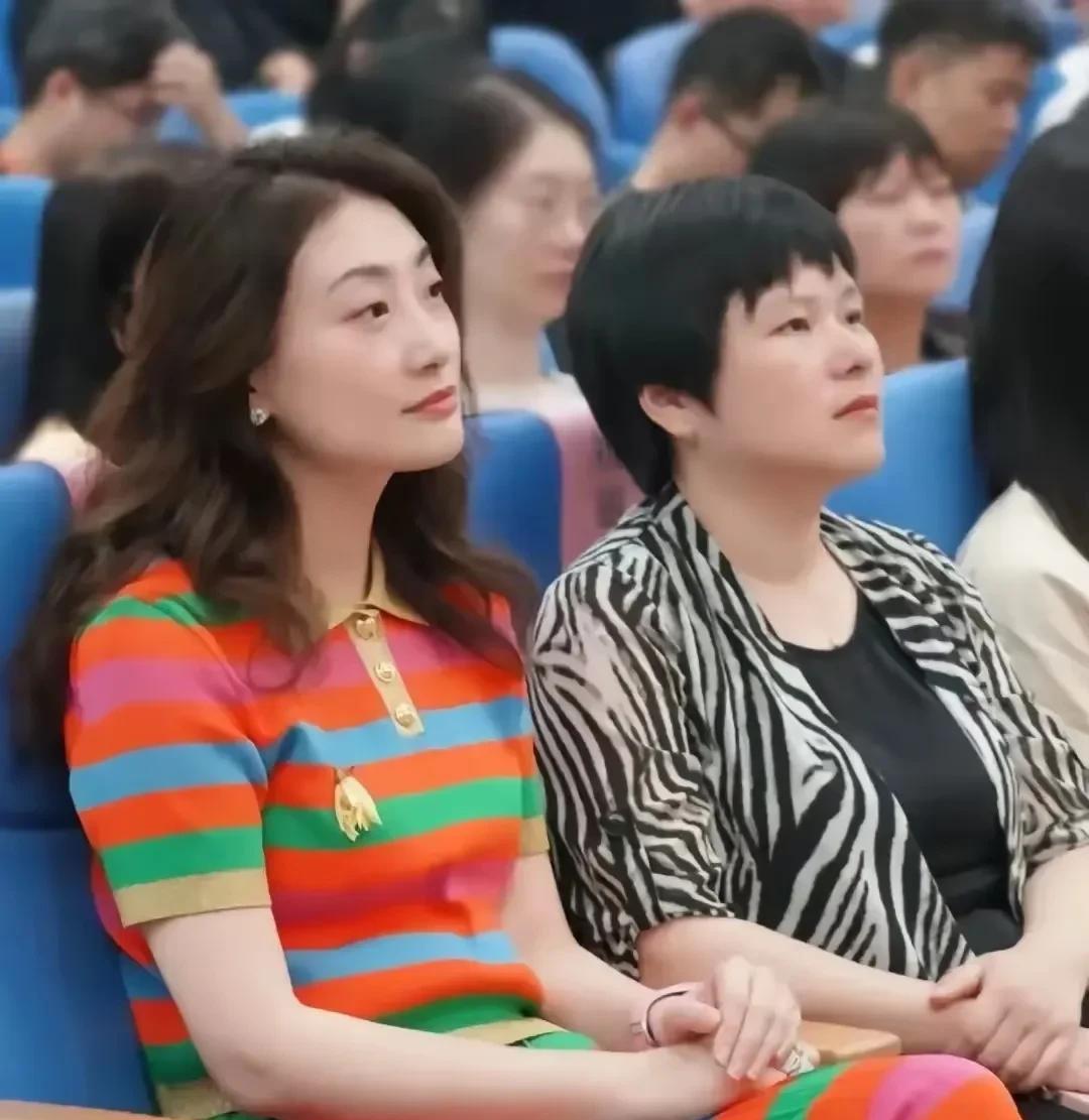 被宗馥莉身上的裙子种草了。
哇塞，这种彩虹条纹的polo衫加同款裙子，真的太好看