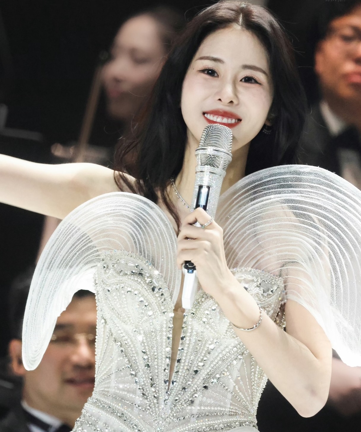 大家发现没
张碧晨的长相真是个神奇的存在
昧着良心说她，美得倾国倾城吧，良心上过