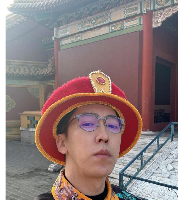 留几手偷着乐吧，很多人说他有帝王相。
