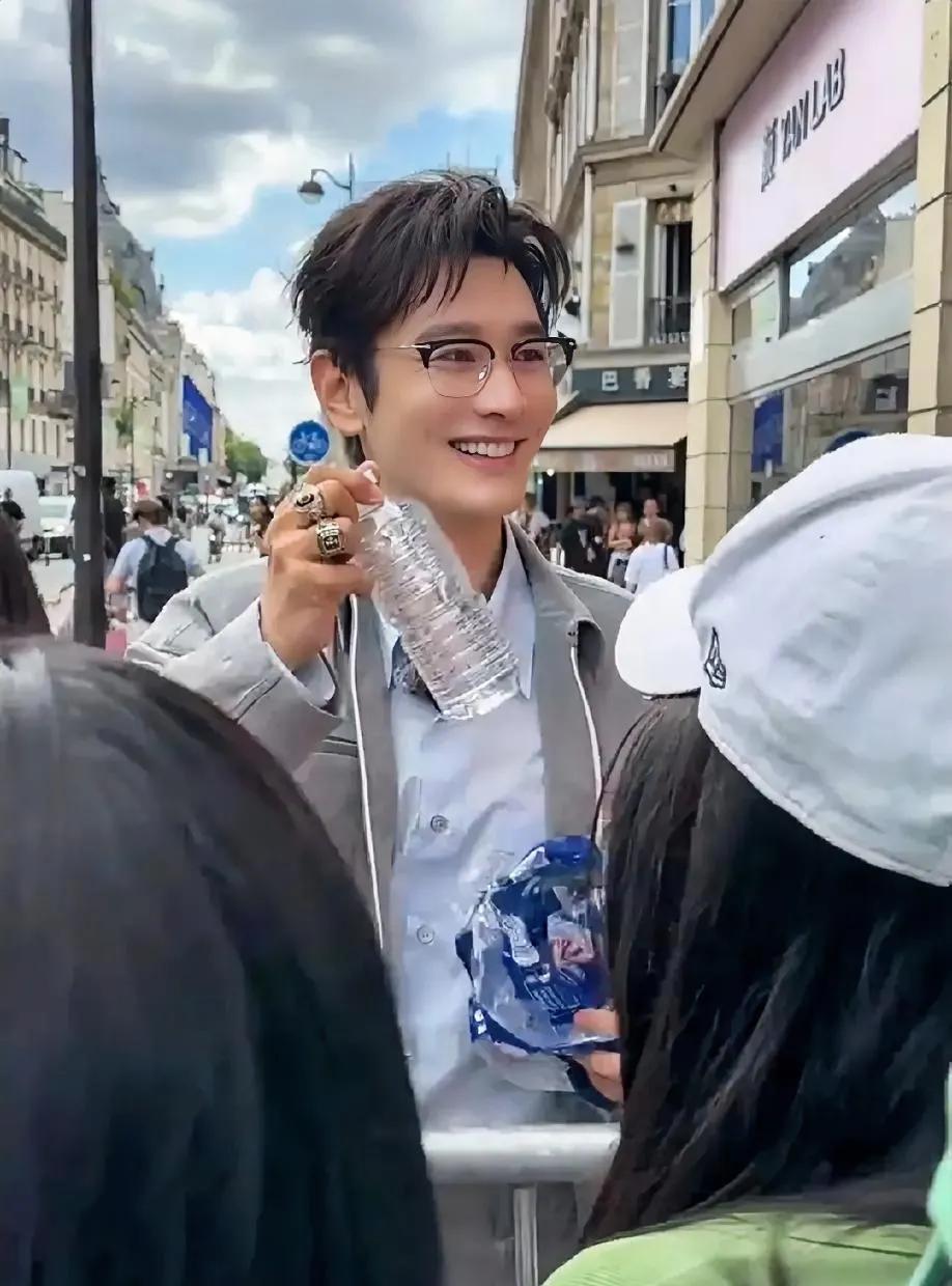 黄晓明对粉丝真的很好。他在拍摄时，很多粉丝顶着烈日前去支持他，黄晓明看见后直接去
